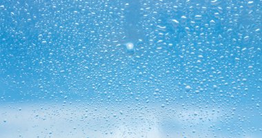 Pencereye yağmur damlaları