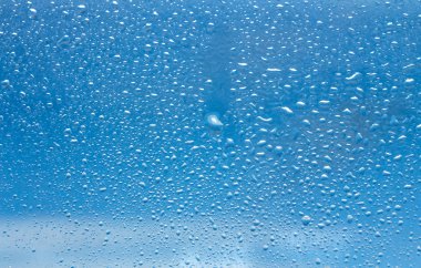 Pencereye yağmur damlaları