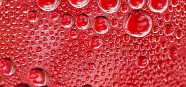 Damla kırmızı cam arka plan üzerinde