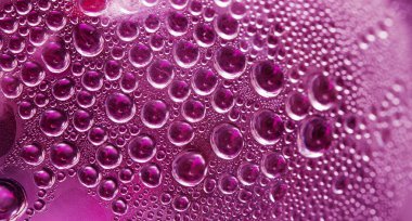 cam yüzeyine düşer