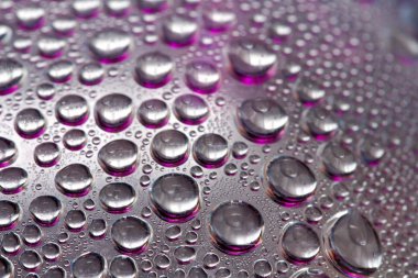 Bardağa su damlatıyor.