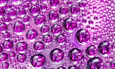 cam yüzeyine düşer