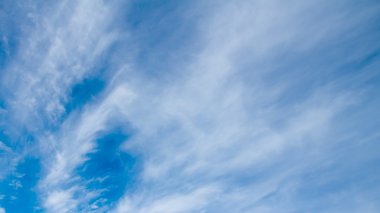 Cirrus bulutlar gökyüzünde