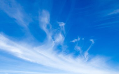 Cirrus bulutlar gökyüzünde