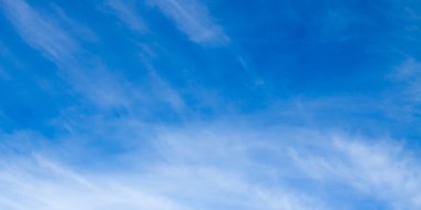 Cirrus bulutlar gökyüzünde