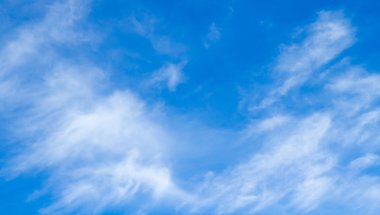 Cirrus bulutlar gökyüzünde