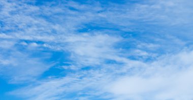 Cirrus bulutlar gökyüzünde