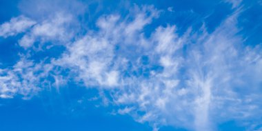 Cirrus bulutlar gökyüzünde