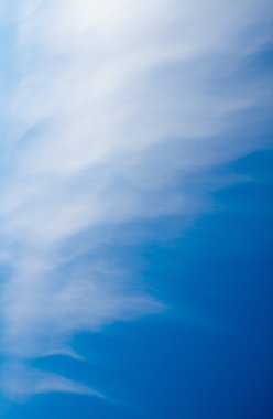 Cirrus bulutlar gökyüzünde