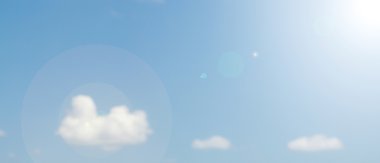 Gökyüzü parlak güneş ışığı ile