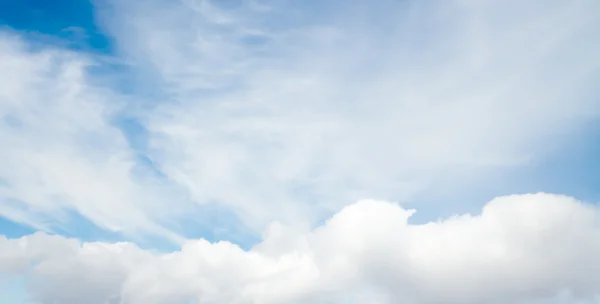 Wolken in de blauwe lucht — Stockfoto