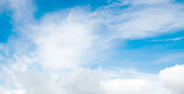 Wolken in de blauwe lucht — Stockfoto