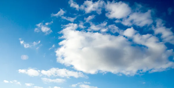 Nuvole nel cielo blu — Foto Stock