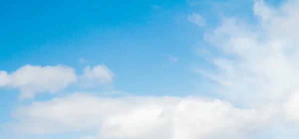 Nuages dans le ciel bleu — Photo