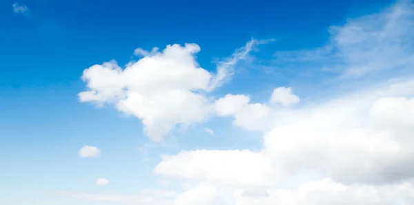 Wolken in de blauwe lucht — Stockfoto