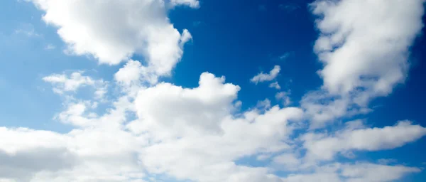 Wolken in de blauwe lucht — Stockfoto