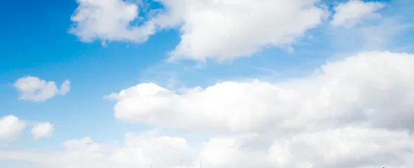 Wolken in de blauwe lucht — Stockfoto