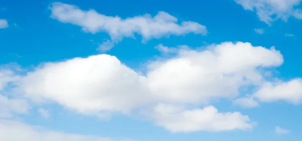 Nubes en el cielo azul —  Fotos de Stock