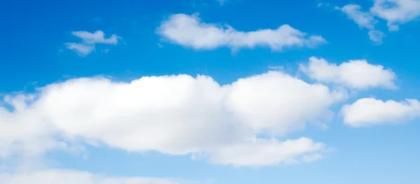 Nubes en el cielo azul —  Fotos de Stock