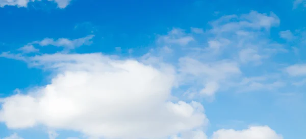 Nubes en el cielo azul —  Fotos de Stock