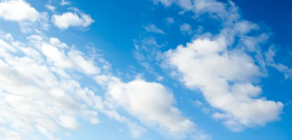 Nuages dans le ciel bleu — Photo