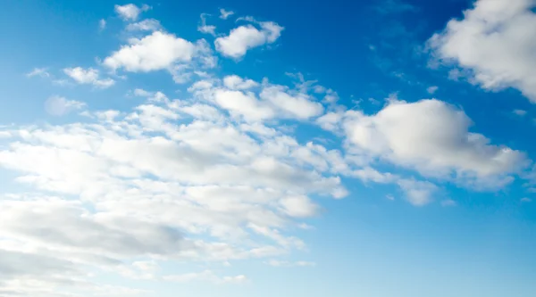 Moln i blå himmel — Stockfoto