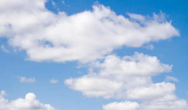 Wolken in de blauwe lucht — Stockfoto