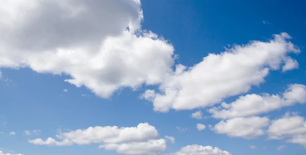 Nuages dans le ciel bleu — Photo