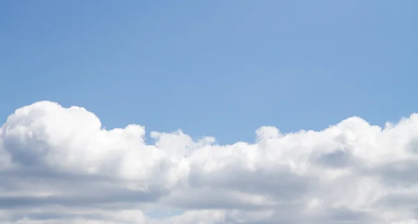 Nubes en el cielo azul —  Fotos de Stock