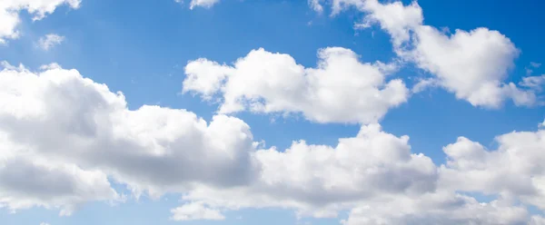 Nuvole nel cielo blu — Foto Stock