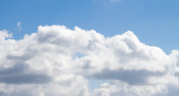 Wolken in de blauwe lucht — Stockfoto