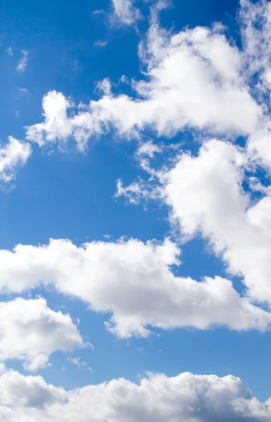 Wolken in de blauwe lucht — Stockfoto