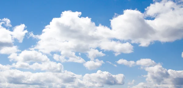 Nuvens no céu azul — Fotografia de Stock