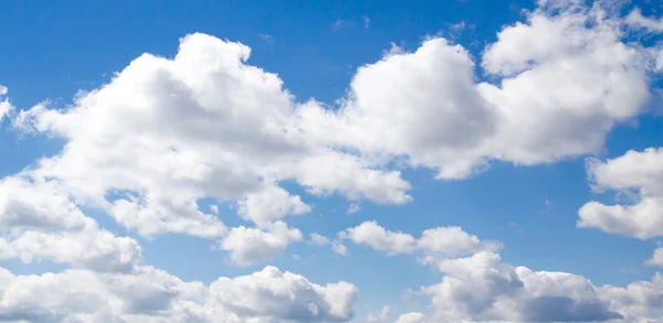 Nuvens no céu azul — Fotografia de Stock