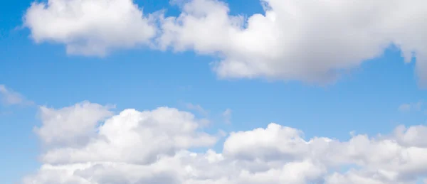 Nuvens no céu azul — Fotografia de Stock