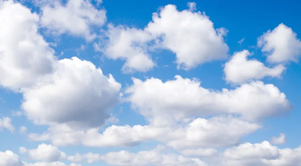 Nubes en el cielo azul —  Fotos de Stock