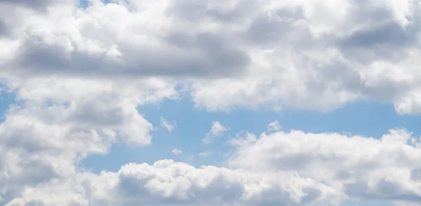 Wolken in de blauwe lucht — Stockfoto