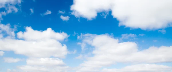 Nuvole nel cielo blu — Foto Stock