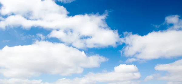 Nuvens no céu azul — Fotografia de Stock