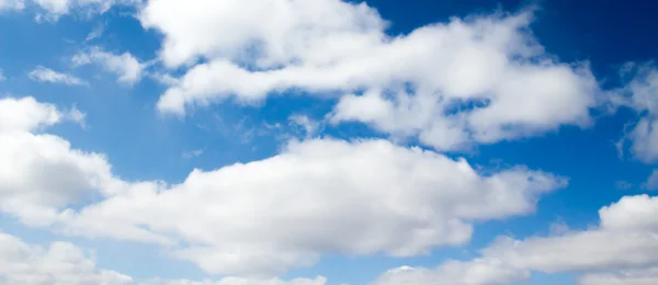 Wolken in de blauwe lucht — Stockfoto