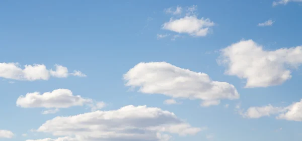 Nuvens no céu azul — Fotografia de Stock