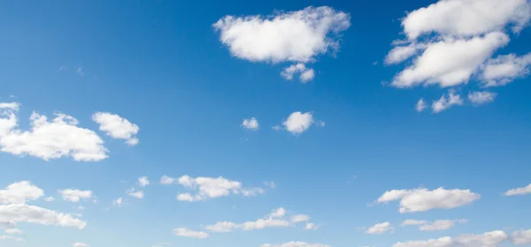 Wolken in de blauwe lucht — Stockfoto