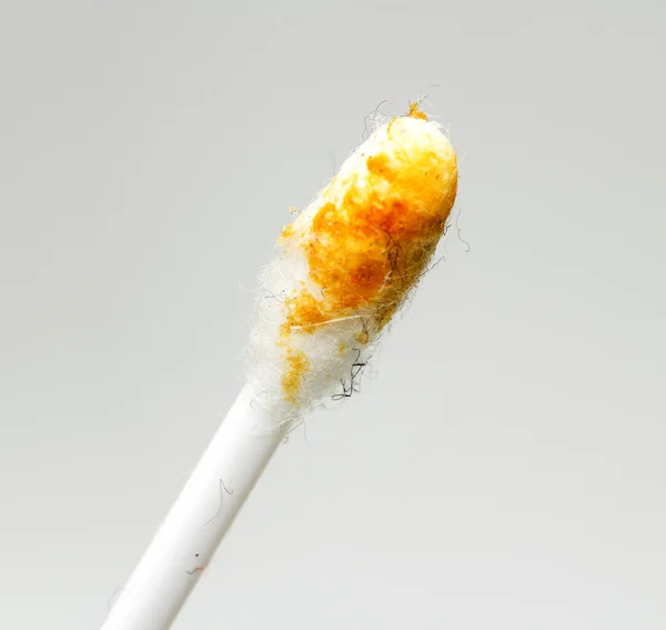 Використана гігієнічна вушна паличка — стокове фото
