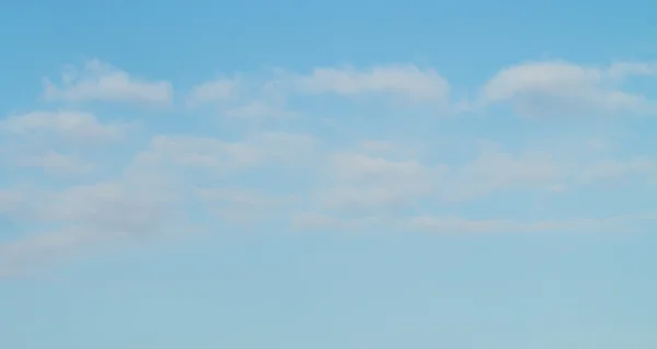 Nuvens no céu azul — Fotografia de Stock