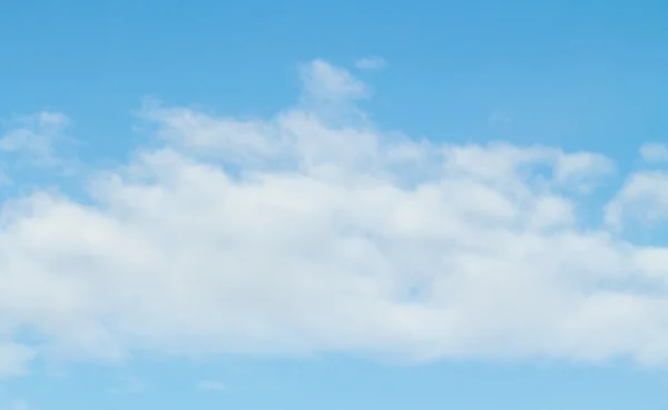 Wolken in de blauwe lucht — Stockfoto