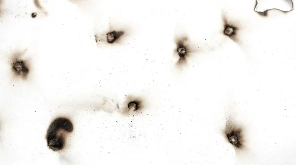 Brandlöcher in weißem Papier — Stockfoto