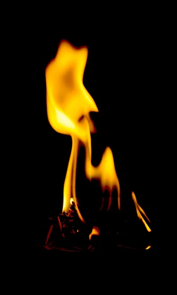 Flammes de feu sur noir — Photo