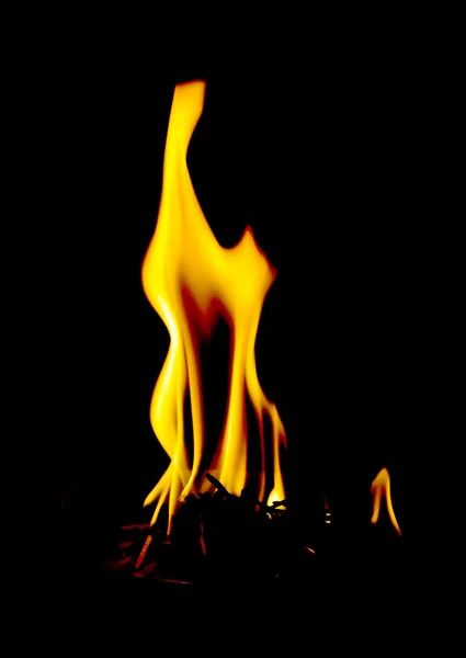Огонь пламени на черном — стоковое фото