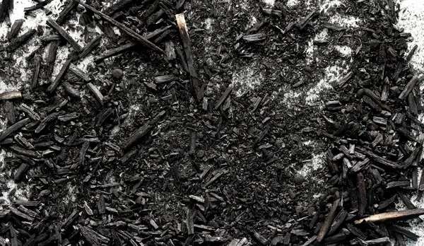 Черный пепел на белом — стоковое фото