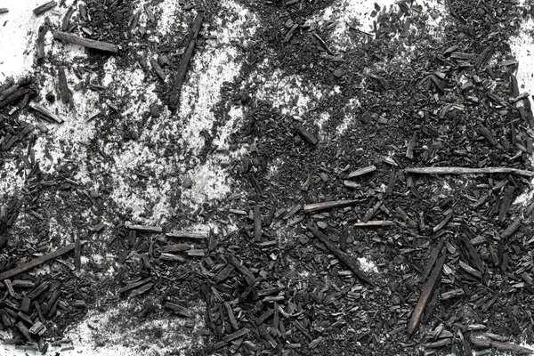 Черный пепел на белом
